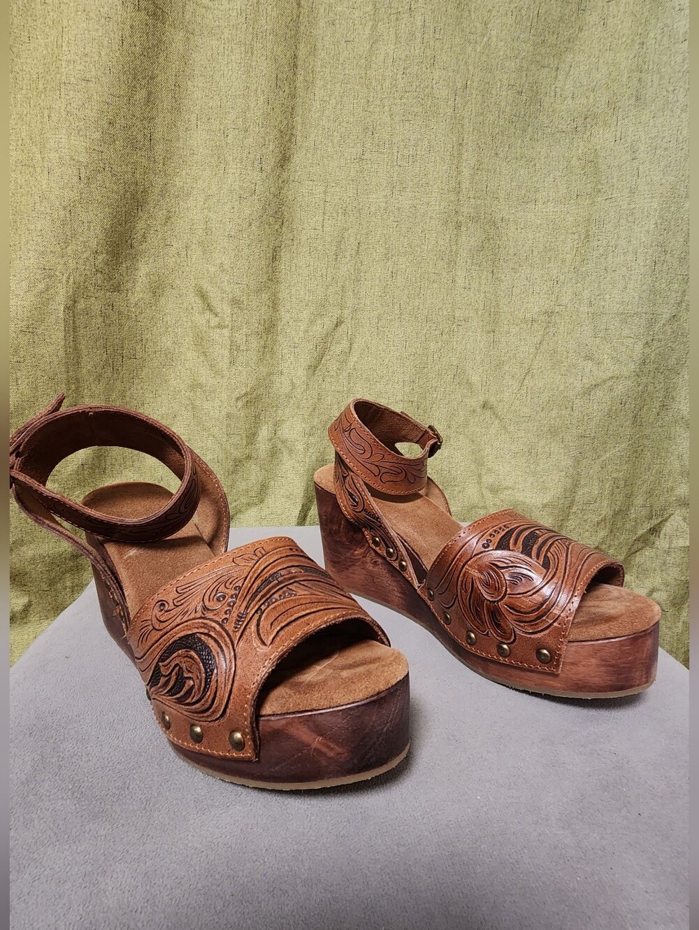 Tooles Leather And Wood Wedge Sandal With Suede Foot Bed Sixe 6